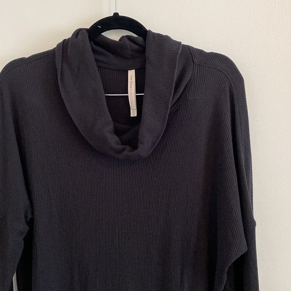 Aritzia The Group by Babaton Waffle Knit Cowl Neck Thermal Long Sleeve XL Black - Picture 3 of 9